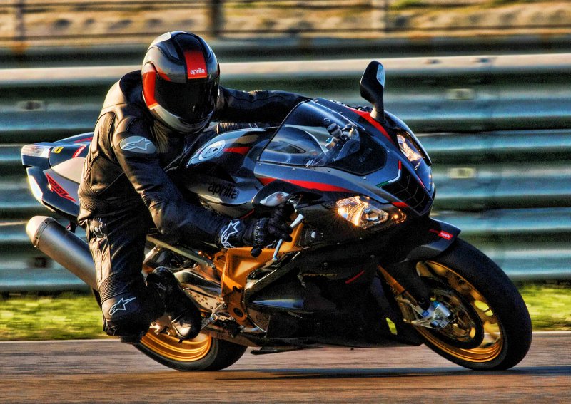 Aprilia rsv1000r Factory