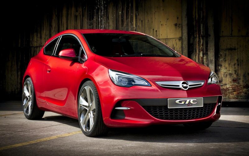 Opel Astra GTC красная