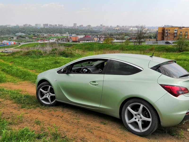 Opel Astra GTC 2012 Green
