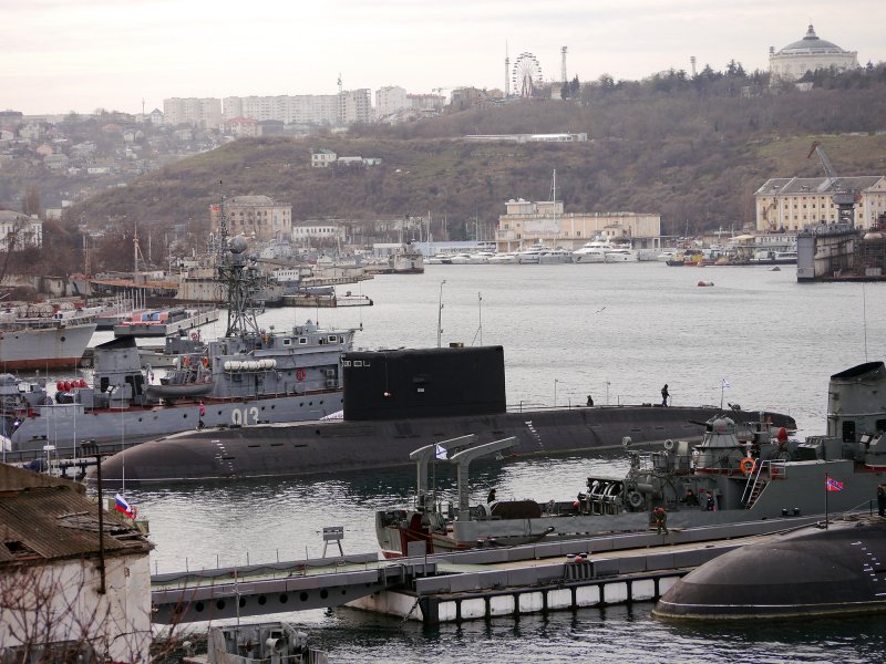 Щука Владивосток памятник