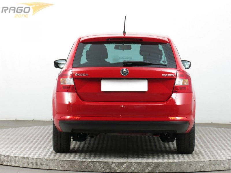Škoda Rapid вид сзади
