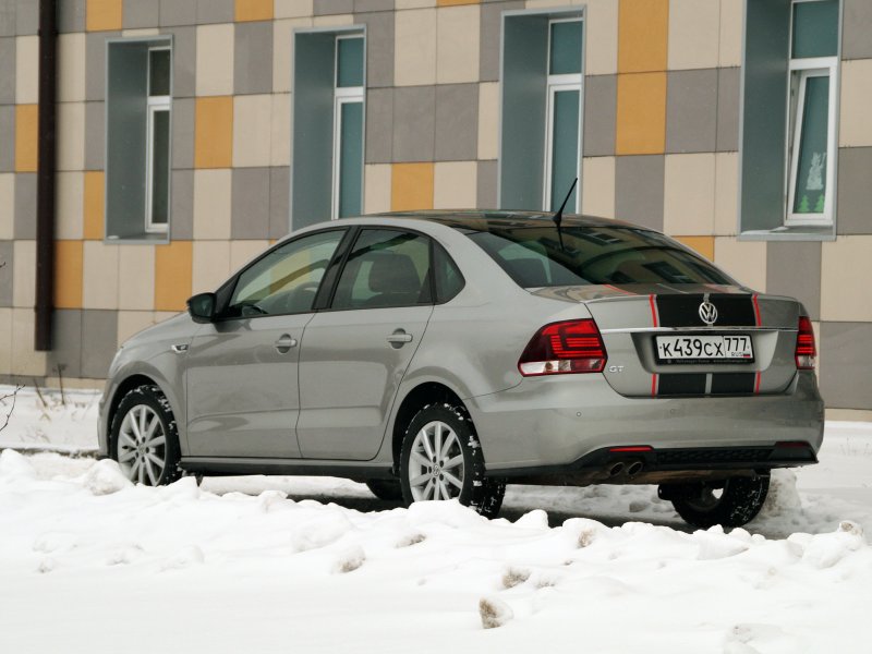 Volkswagen Polo седан сзади