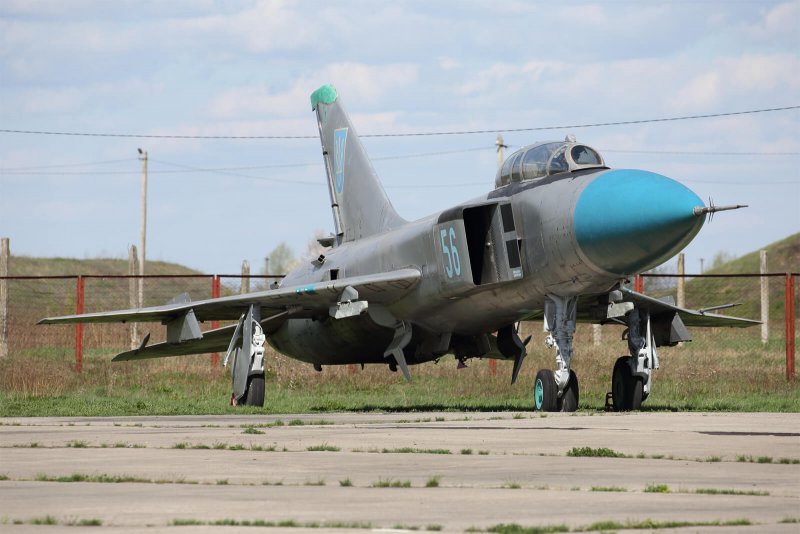 Учебно-боевой истребитель Су-27