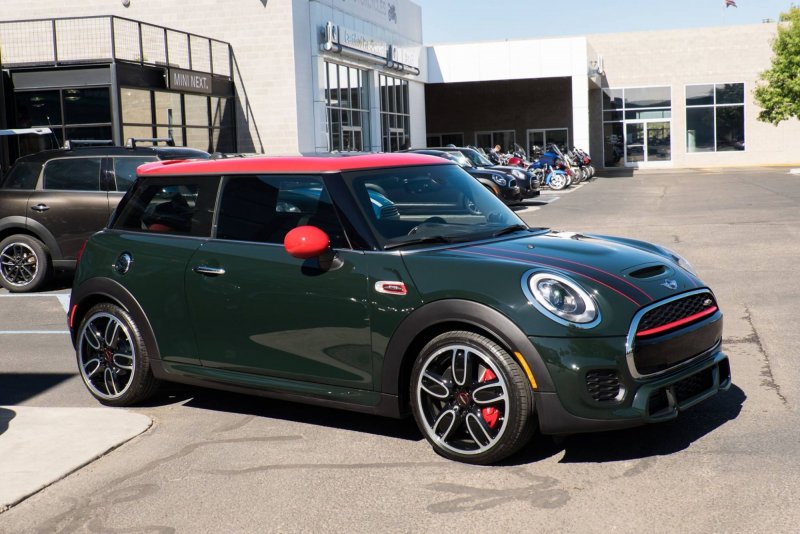 Mini Cooper Countryman зеленый