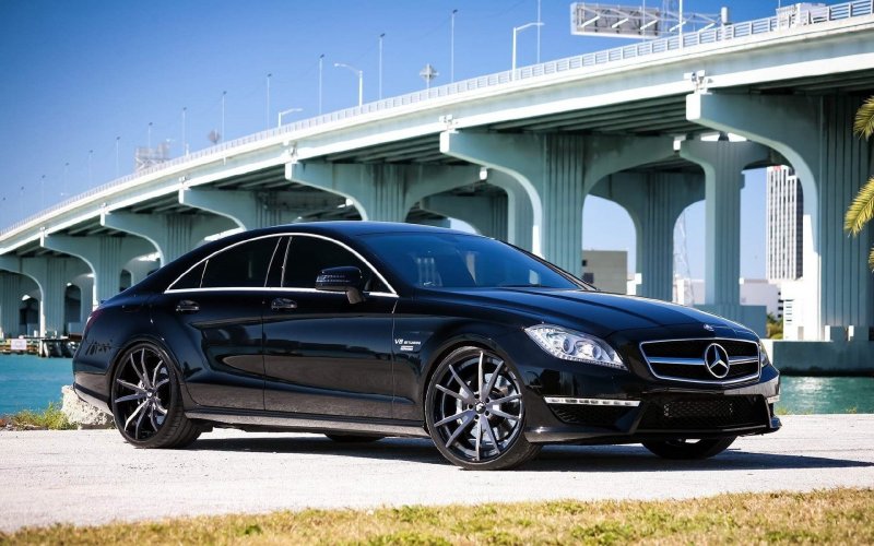 Черный Мерседес Бенц SLS