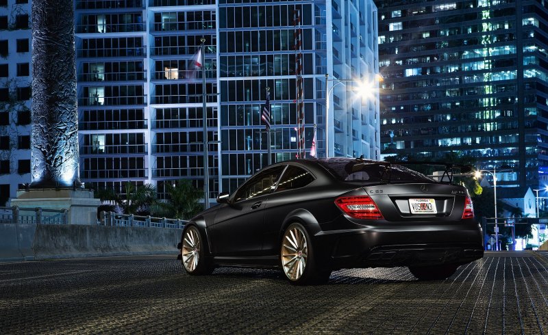 Mercedes AMG c63 черный город