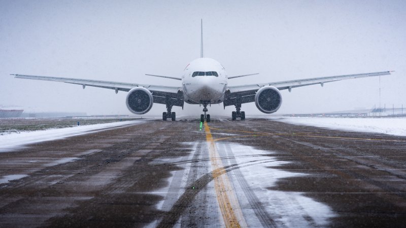 Зимой Боинг 777 взлёт