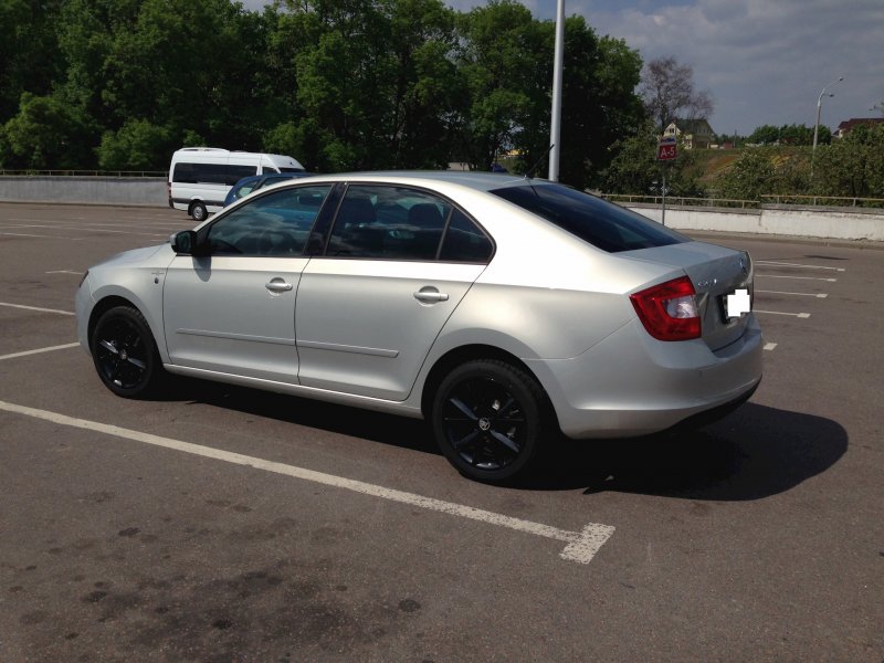 Шкода Рапид серебристый