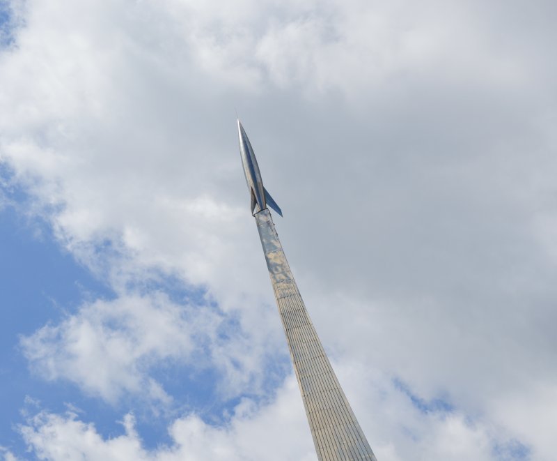 Памятник-Обелиск «покорителям космоса» — Москва