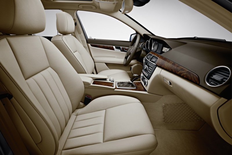 Mercedes-Benz w204 c светлый салон