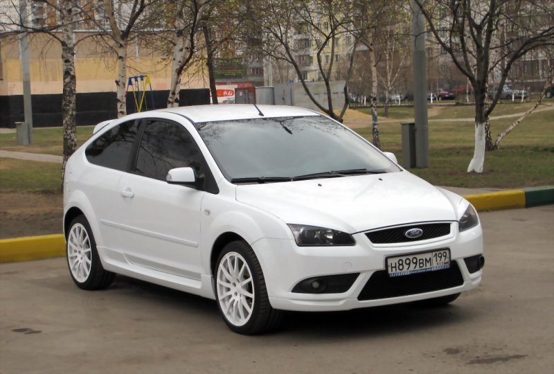 Ford Focus 3 хэтчбек белый