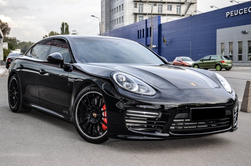Porsche Panamera GTS черная