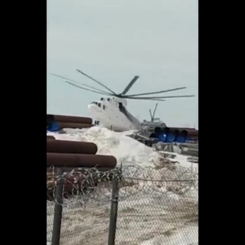 Вертолет летает над головами