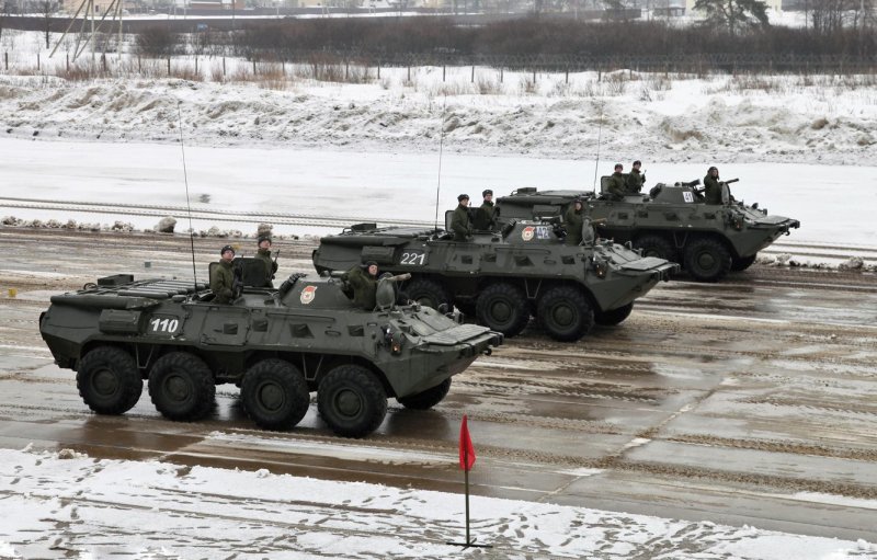 Военный БТР 80