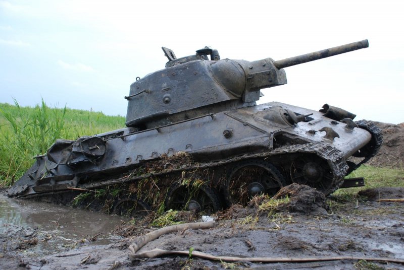 Танк т-34 в грязи