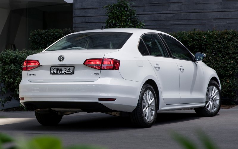 Volkswagen Jetta 2015 белая сзади