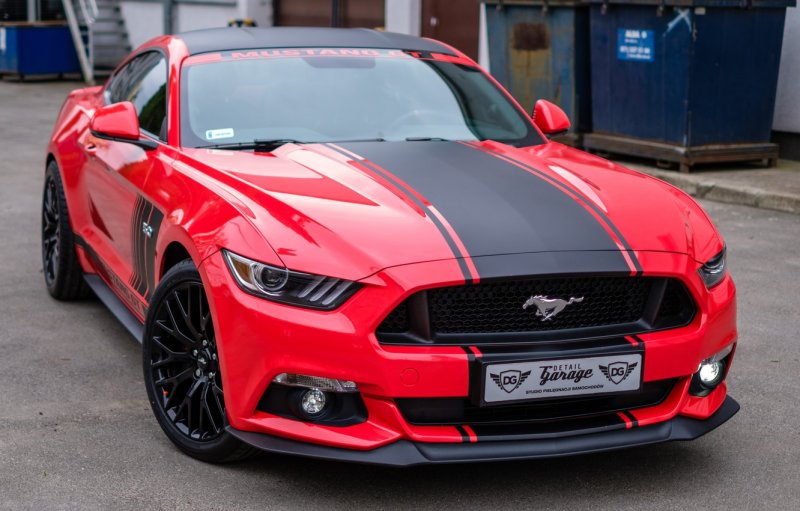 Ford Mustang 2021 красный