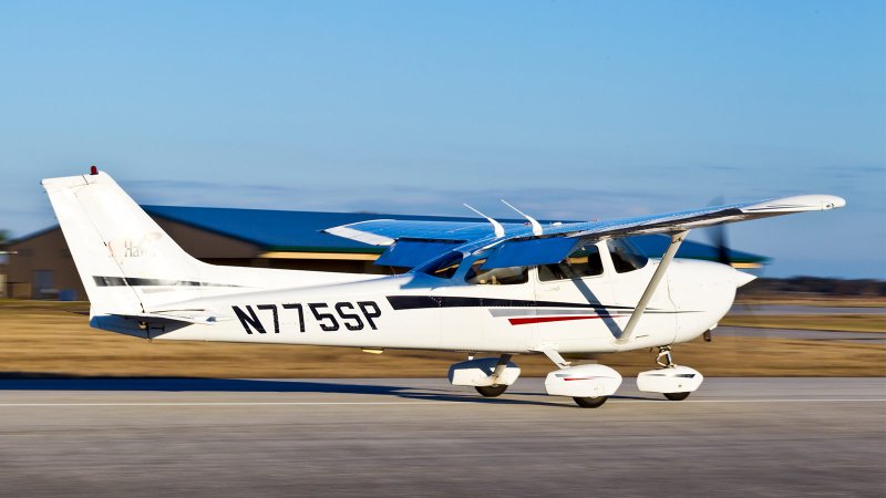 Самолет Cessna 182
