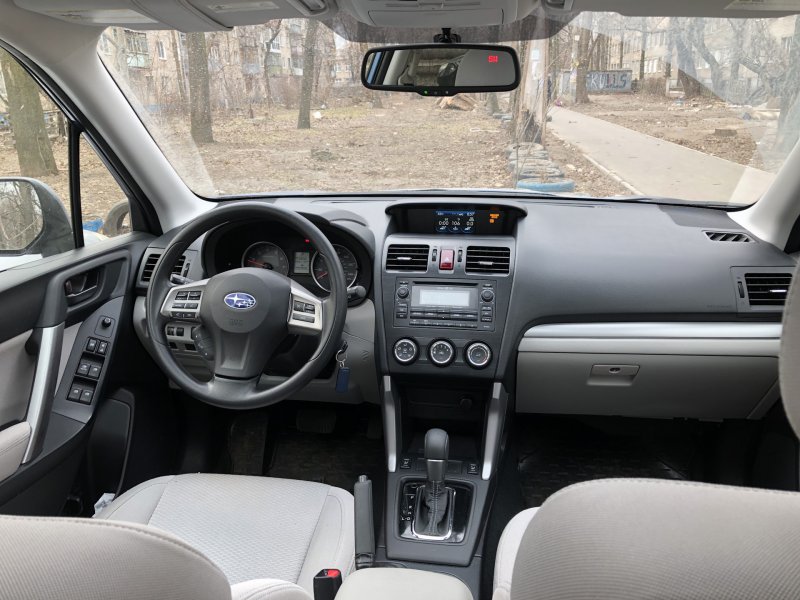 Subaru Forester sh 2008 год салон