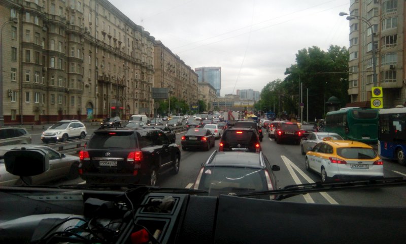 Московские пробки днем вид из машины
