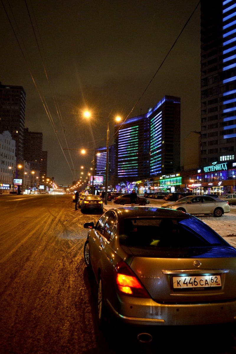Вид ночного города из машины