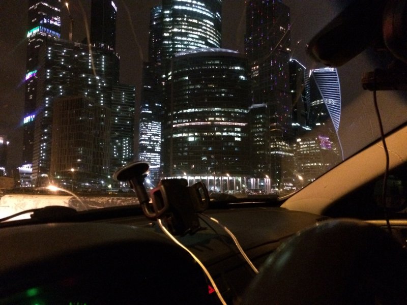 Москва Сити ночью из машины