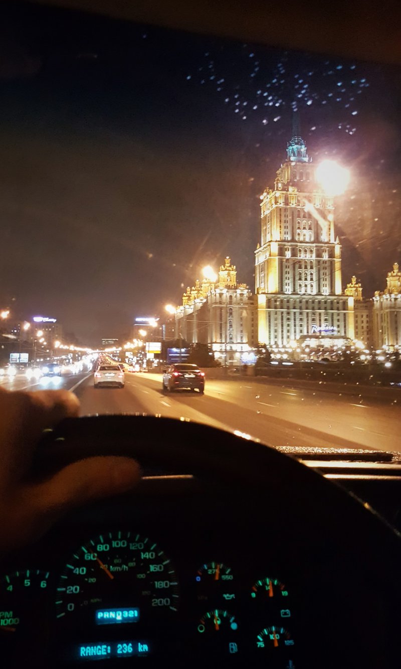 Вид из окна машины ночью
