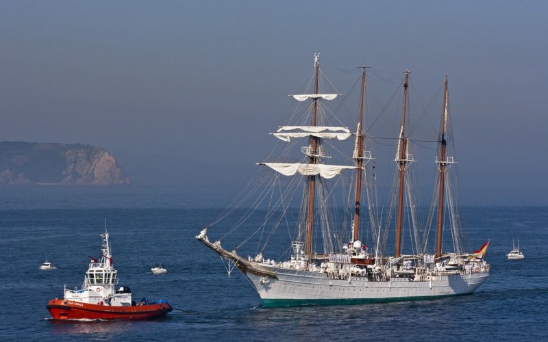 Корабль в море
