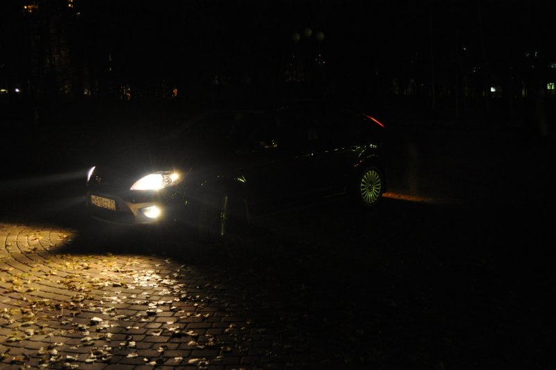 Ford Focus хэтчбек белый ночью