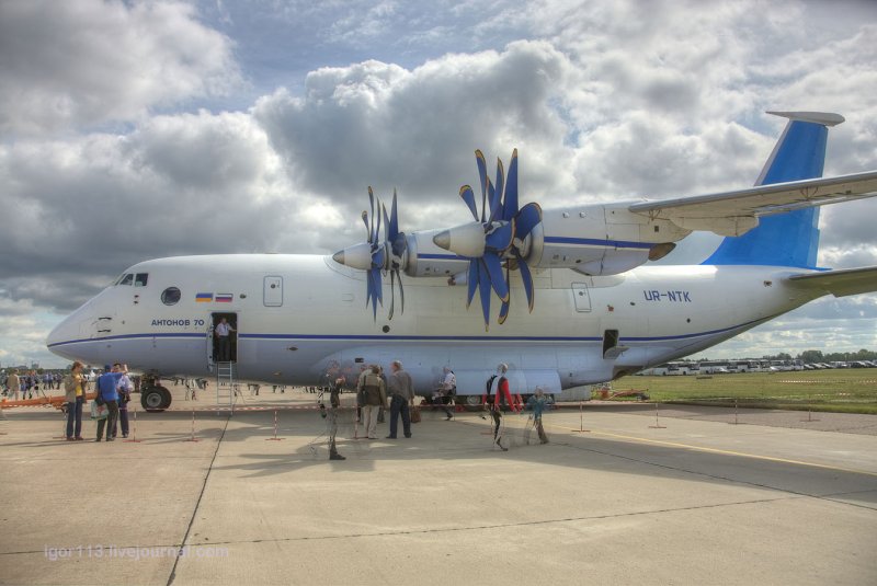 АН-70 военно-транспортный самолёт