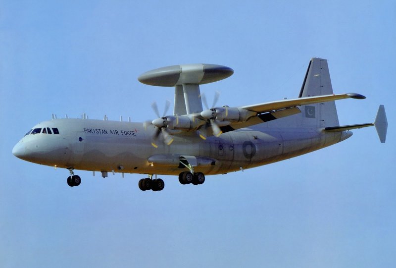 АН-12 пассажирский самолёт