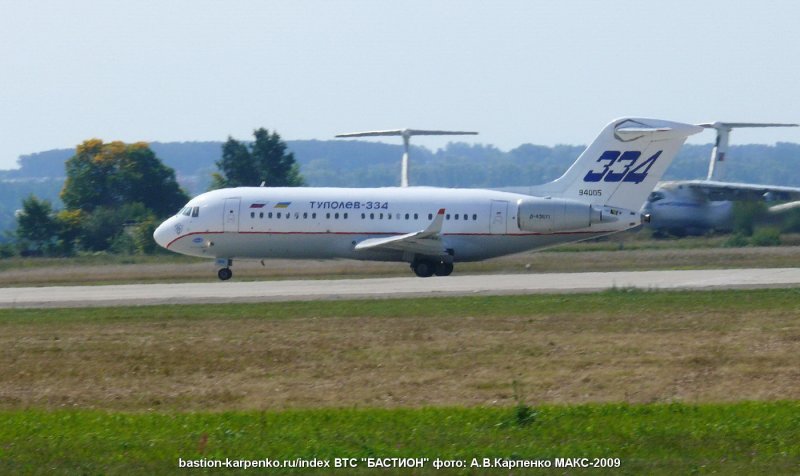 Самолет АН 225 И Белуга стоят рядом