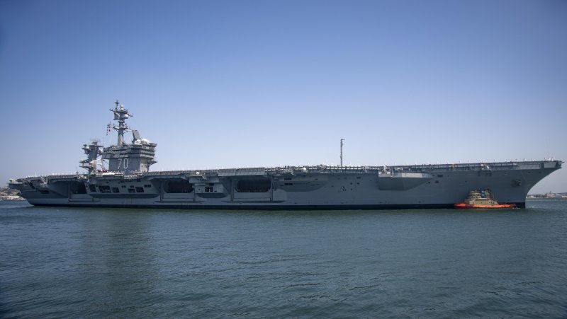 USS Bohomme Ричард ВМС корабль в огне на военно-морской базе Сан-Диего.