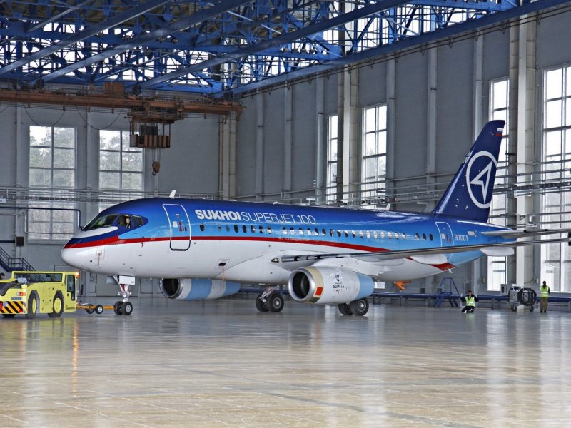 Самолет Россия Суперджет 100