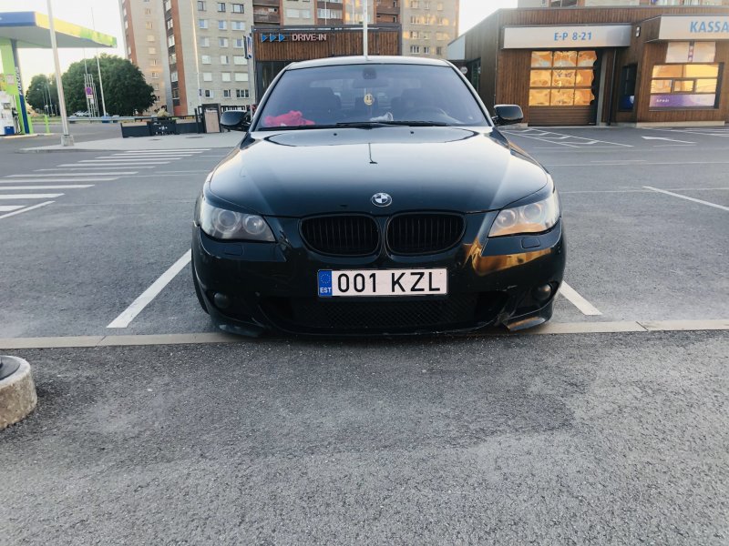 БМВ В Москве на улице