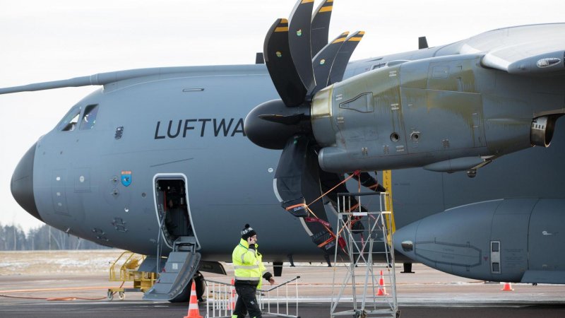 Airbus a400м на авиабазе