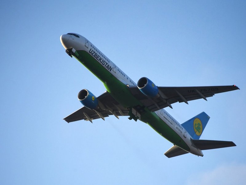 Самолет Uzbekistan Airways