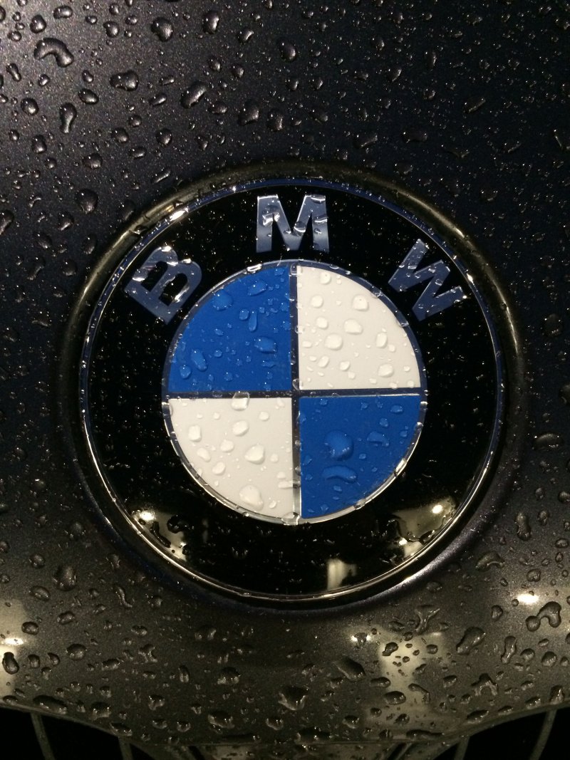 BMW значок на машине
