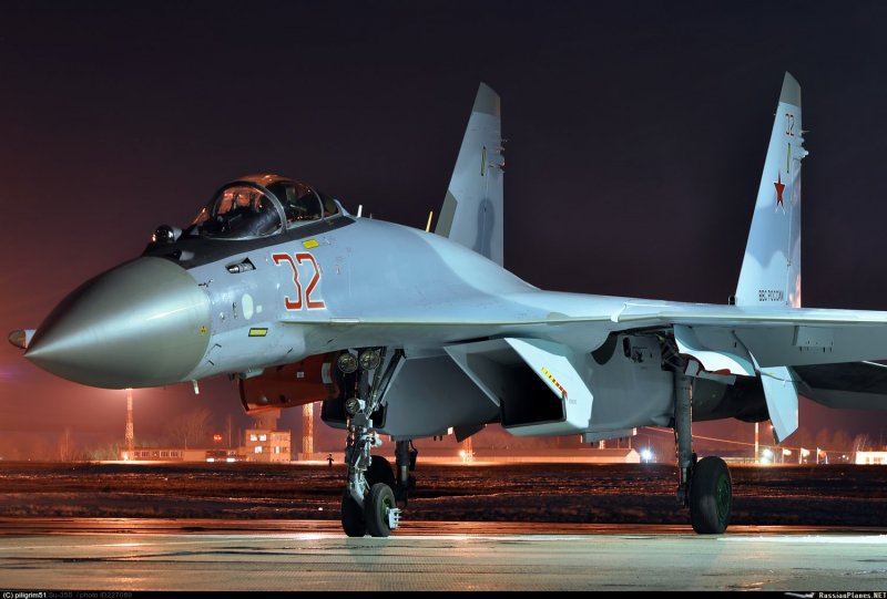 Истребитель-перехватчик Су-35