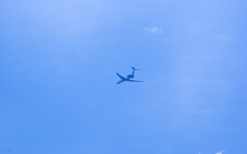 Маленький самолет в небе