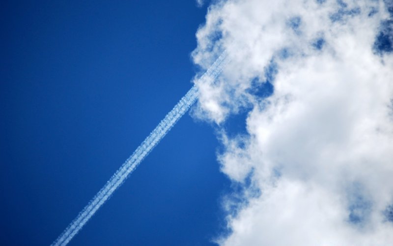 Самолёт в небе вид с земли