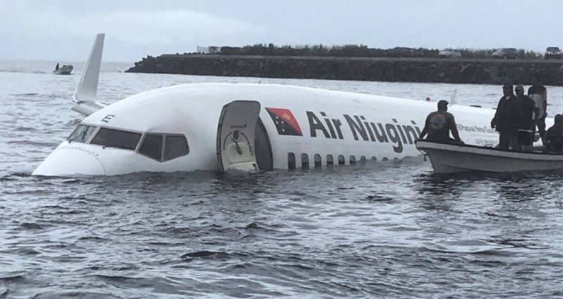 Боинг 747 под водой