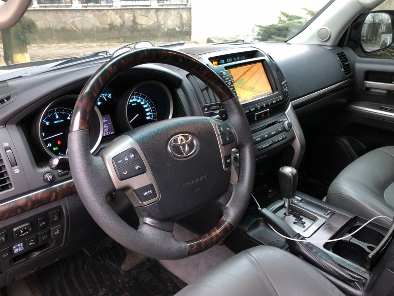 Toyota Land Cruiser 200 салон