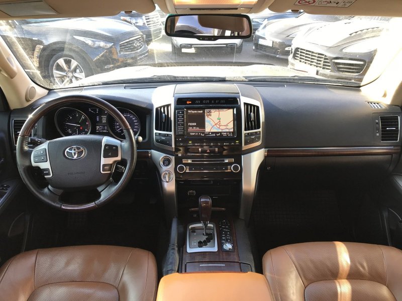 Toyota Land Cruiser 200 Brownstone