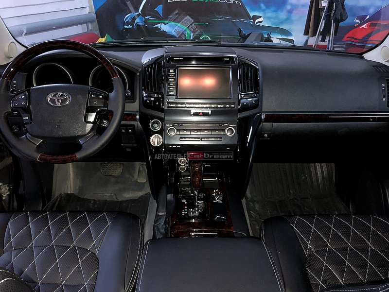 Toyota Land Cruiser 200 салон