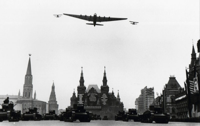 Самолет на параде в Москве 1934