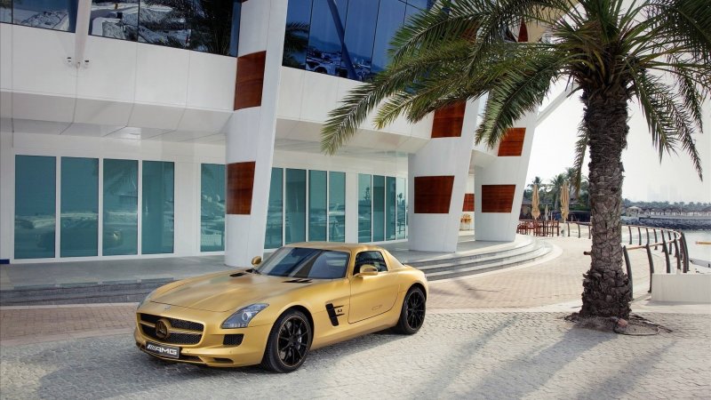 Золотой Mercedes-Benz SLS AMG.