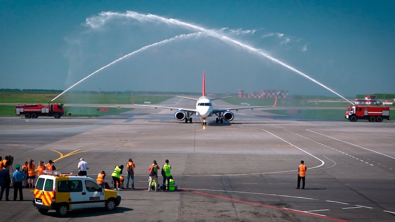 Самолет Embraer e95