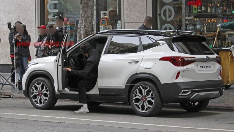 Kia Seltos зеленый