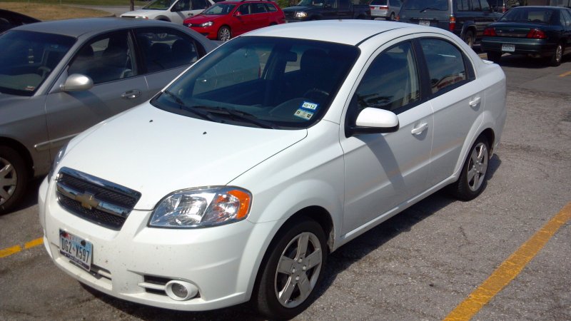 Шевроле Авео хэтчбек белый 2013